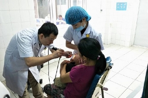 Tiền xu 200 đồng trong thực quản bé trai 5 tuổi