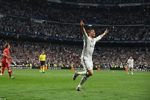 Ronaldo lập hat-trick, Real vào bán kết sau trận cầu tranh cãi