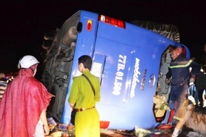 Phú Yên: Xe khách lật nhào trên quốc lộ, 11 hành khách bị thương
