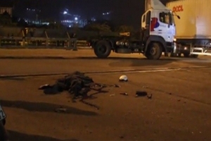 TP HCM: Container cuốn xe máy vào gầm, 1 người tử vong