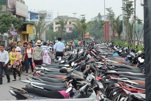 Biến cầu vượt, đường vành đai thành bãi giữ xe ‘chặt chém’ ngày lễ