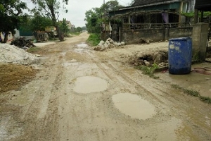 Đường liên huyện “nát bét”, dân than trời!