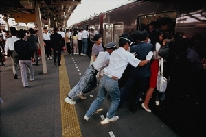 Những hình ảnh nghẹt thở cho thấy cảnh đông đúc ở Việt Nam vẫn chưa là gì