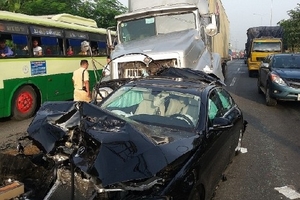 Mercedes bị 'kẹp nát' giữa hai xe container