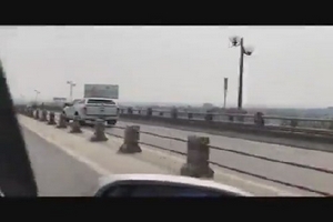 Xử lý xe ô tô biển xanh chạy vào làn xe máy trên cầu Thanh Trì