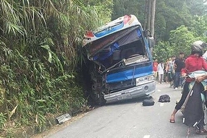 Xe chở học sinh bị mất phanh đâm vào vách núi, 6 người thương vong