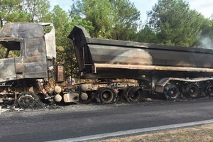 Hà Tĩnh: Đang lưu thông, xe đầu kéo bốc cháy dữ dội