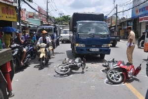 Bé gái 6 tháng tuổi nằm bất động sau vụ tai nạn liên hoàn trên phố