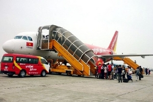 Cấm bay 12 tháng hành khách ném thùng carton vào mặt nhân viên hàng không