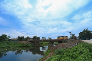 Cây cầu 'bắc qua' 2 thế kỷ ở Hà Nội hàng ngày đang bị... bóp chết