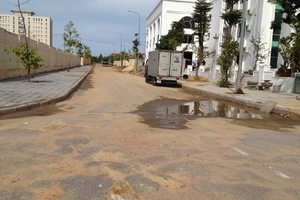 Quảng Bình: Rác thải, phế thải xây dựng vương vãi lòng đường, hè phố