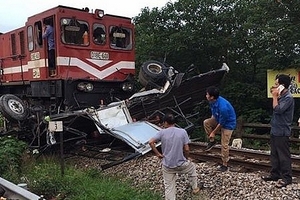 Hà Nội: Xe tải băng qua đường ngang dân sinh bị tàu hỏa tông 'nát bươm'
