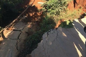 Yên Bái: Sạt lở đường độc đạo, một huyện bị cô lập