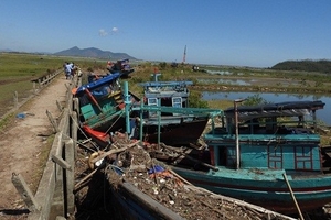Tàu đánh cá tan hoang sau bão, ngư dân Kỳ Anh khóc ròng