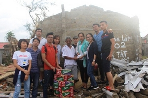 Chung tay giúp đồng bào miền Trung vượt qua cơn khó khăn