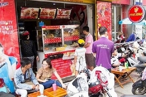 Đại gia ngoại tấn công món ăn đường phố Việt