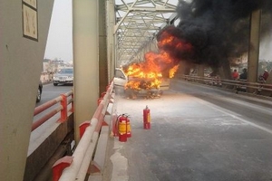 Ô tô  bốc cháy dữ dội trên cầu giao thông ùn tắc nghiêm trọng