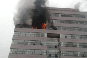 "Bà hỏa" thiêu rụi tầng 9 Đại học Ngoại Thương