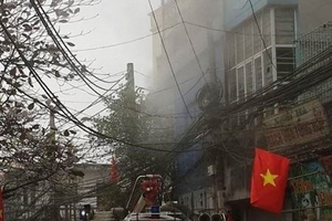 Hàng chục người dân "hoảng hồn" vì nhà 4 tầng bốc cháy