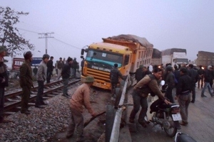 Hà Nam: Xe tải tông nhau giao thông ách tắc nhiều giờ đồng hồ