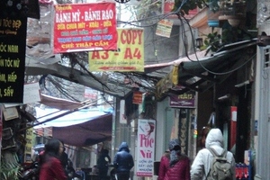 Mất mỹ quan đô thị bởi rác treo lủng lẳng trên không