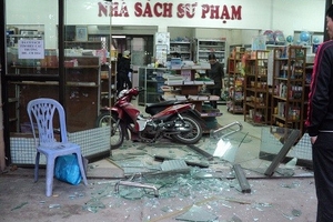 Tay lái yếu nữ sinh viên đã đâm thẳng vào nhà sách sư phạm