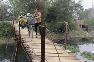 Người Hà Nội nín thở trên những cây cầu tử thần