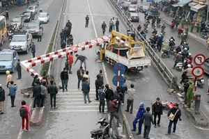 Hà Nội: Chiếc xe cẩu húc đổ cổng giới hạn chiều cao, khiến một phụ nữ bị thương nặng