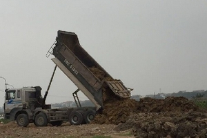 Mê Linh, Hà Nội: Xe quá tải 'qua mặt' chính quyền, đổ đất thải ven đường tỉnh lộ