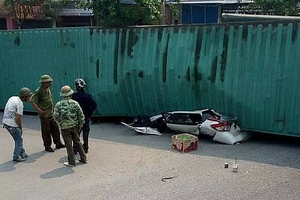 Vì sao xe container lật nghiêng đè 'bẹp dúm' chiếc ô tô con?