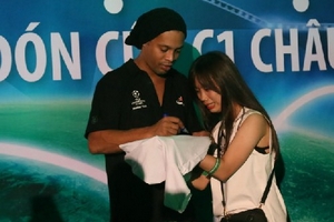 Người hâm mộ xúc động khi gặp lại Ronaldinho sau 9 năm