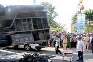 Xe buýt lật đè lên xe máy, 7 người thương vong