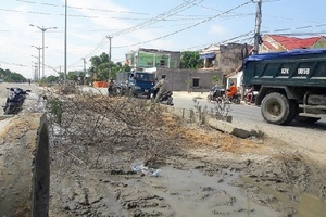 Bức xúc vì xe tải hoành hành, dân đem chướng ngại vật chặn đường