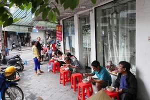 Hai tháng sau 'chiến dịch', vỉa hè Hà Nội có bị 'tái chiếm'?