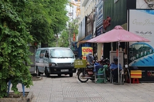 Chùm ảnh: Cận cảnh vỉa hè bị tái lấn chiếm khắp nơi ở Sài Gòn
