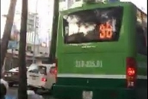 Đình chỉ tài xế điều khiển xe buýt leo lên vỉa hè ở Sài Gòn