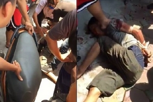 Đứng chờ đèn đỏ, 2 người lớn tuổi bị nam thanh niên đâm trọng thương