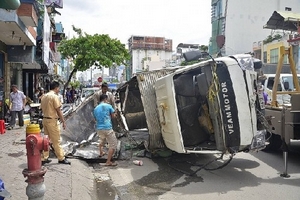TP HCM: Lật xe chở đá, cầu Nguyễn Văn Cừ ùn tắc nghiêm trọng