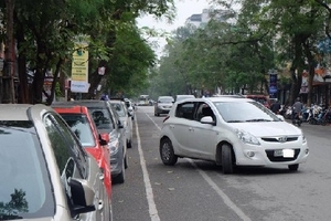 Hà Nội: Hơn 2 triệu đồng một chỗ đỗ ô tô nội đô, dân văn phòng tính bán xe