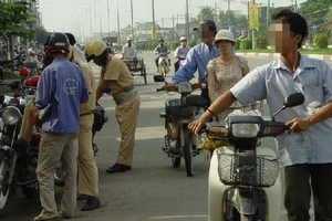 Dắt xe máy qua chốt CSGT, có bị phạt?