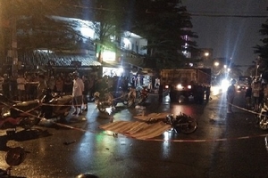 Va chạm với xe tải, 3 công nhân tử vong trong đêm