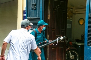 Chuyện về 'anh hùng vòi phun' 12 giờ mỗi ngày 'sống' trong ổ dịch