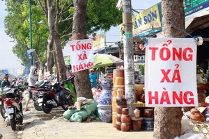 Ki ốt quanh sân bay Tân Sơn Nhất xả hàng, vỉa hè bị lấn chiếm, giao thông ùn tắc