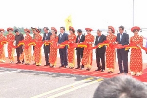 Thủ tướng Nguyễn Xuân Phúc cắt băng khánh thành cầu vượt biển dài nhất Đông Nam Á