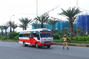 Sẽ xem xét 'cắt nốt' xe khách chạy 'rùa bò' trên đường để vẫy khách