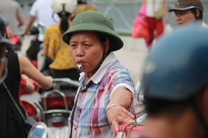 Bà bán nước đội mũ cối, đi dép tổ ong 10 năm 'chống ùn tắc' ở Hà Nội