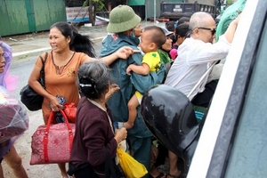 Hàng nghìn người dân bỏ nơi trú ẩn đội mưa về nhà trong bão