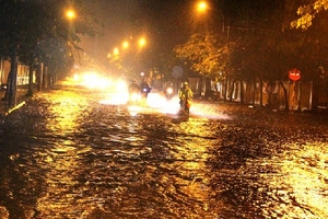 Đường phố Sài Gòn thành sông sau trận cuồng phong lúc nửa đêm