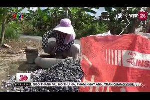 Việc tử tế: Người phụ nữ cõng đá, vá đường