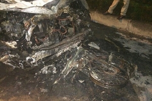 Ôtô, xe máy bốc cháy ngùn ngụt sau va chạm trong đêm